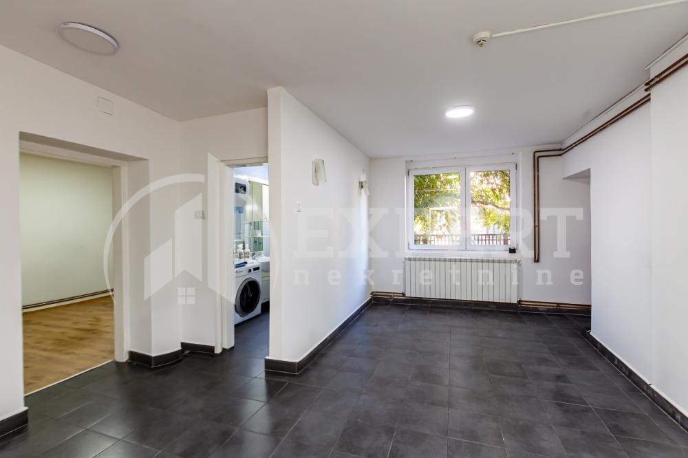 Glavna slika -Stan u zgradi, uknjižen, etažno grejanje, oglas ID p-014938