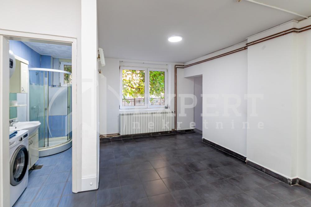 Slika 2 - Stan u zgradi, uknjižen, etažno grejanje, oglas ID p-014938