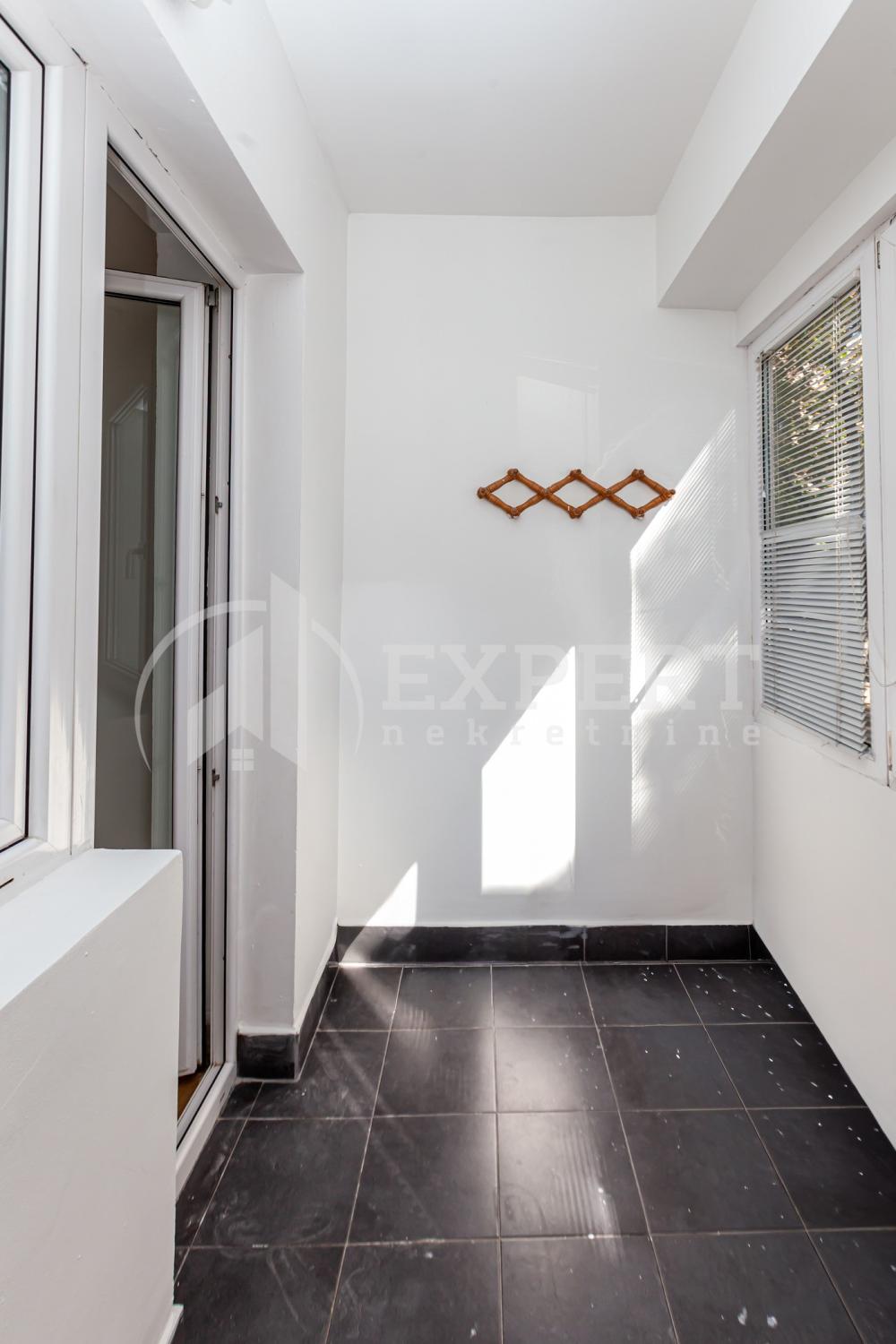 Slika 11 - Stan u zgradi, uknjižen, etažno grejanje, oglas ID p-014938