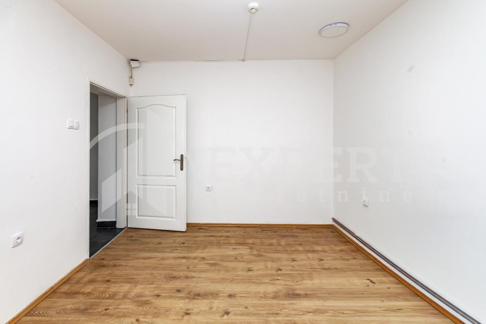 Slika 5 - Stan u zgradi, uknjižen, etažno grejanje, oglas ID p-014938