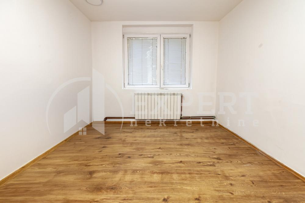 Slika 4 - Stan u zgradi, uknjižen, etažno grejanje, oglas ID p-014938