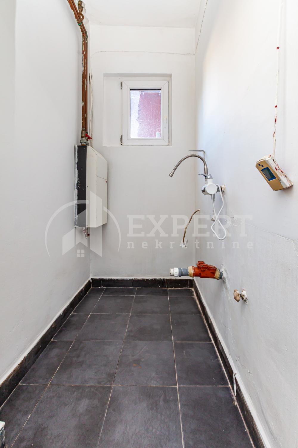 Slika 3 - Stan u zgradi, uknjižen, etažno grejanje, oglas ID p-014938