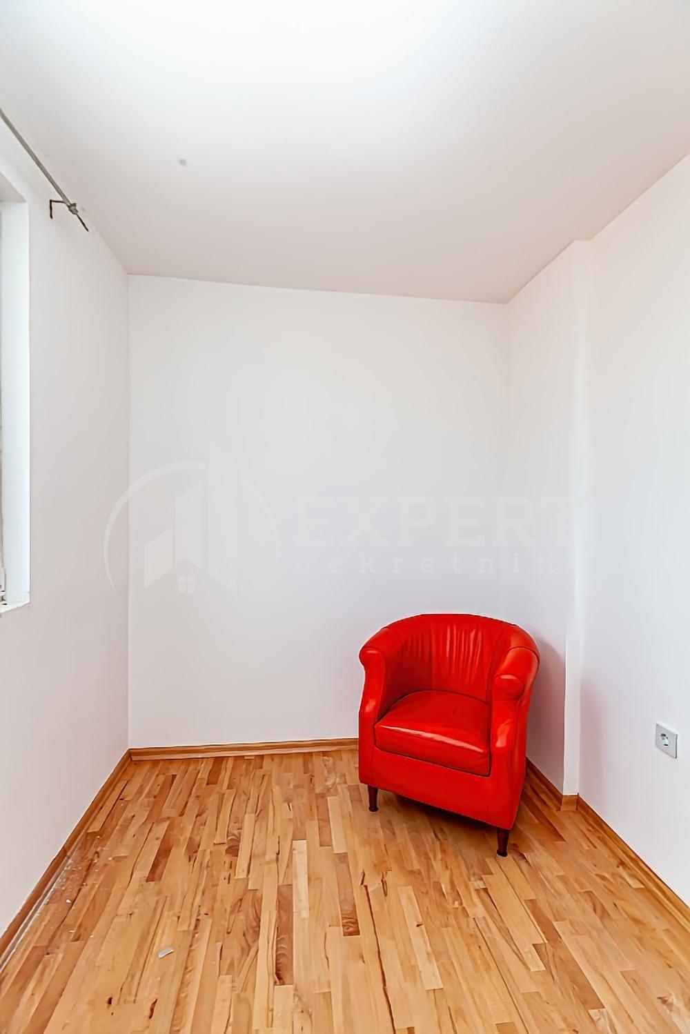 Slika 10 - Stan u zgradi, novogradnja, uknjižen, grejanje na struju, oglas ID p-013990