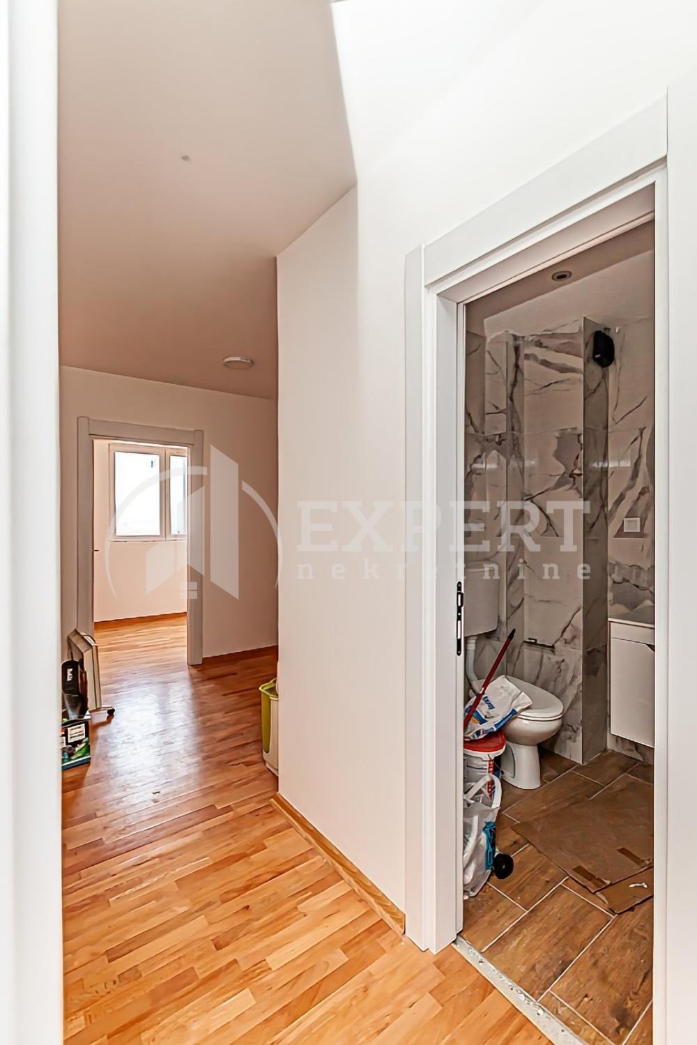 Slika 8 - Stan u zgradi, novogradnja, uknjižen, grejanje na struju, oglas ID p-013990