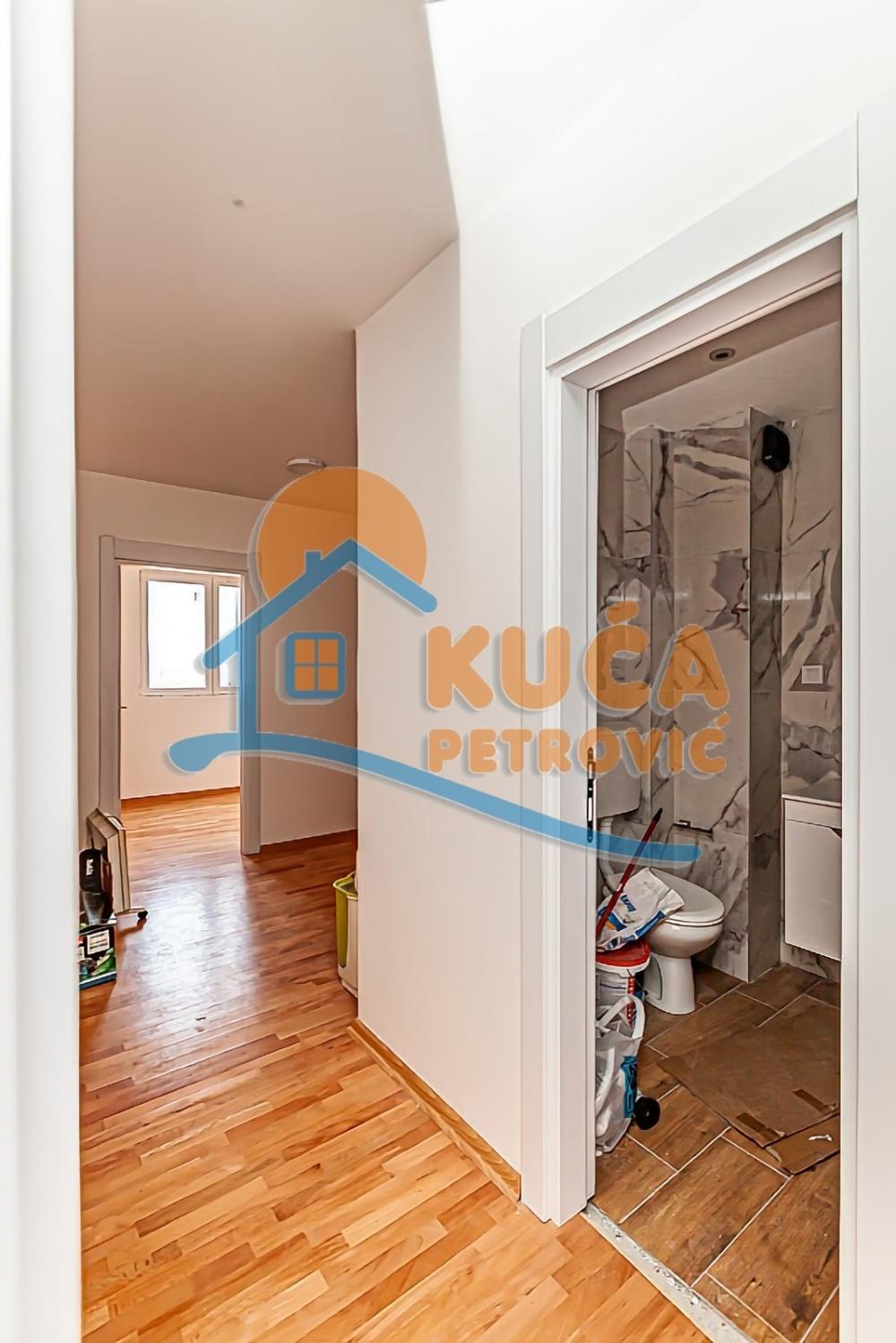 Slika 8 - Stan u zgradi, novogradnja, uknjižen, grejanje na struju, oglas ID p-013990