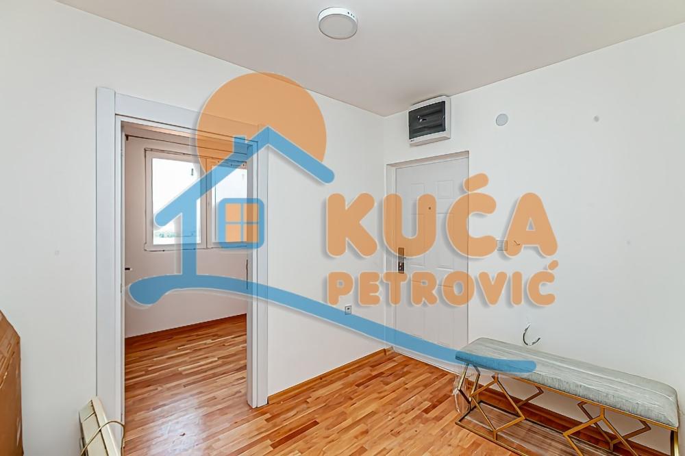 Slika 9 - Stan u zgradi, novogradnja, uknjižen, grejanje na struju, oglas ID p-013990