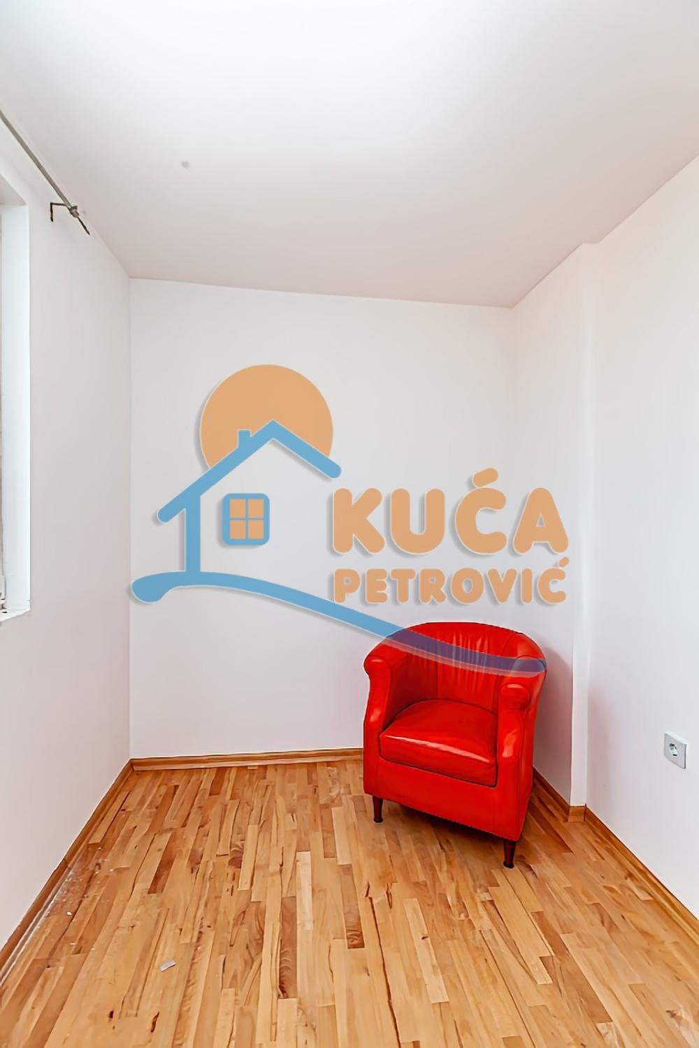 Slika 10 - Stan u zgradi, novogradnja, uknjižen, grejanje na struju, oglas ID p-013990