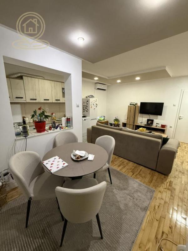 Glavna slika -Na prodaju kompletno namestan 2.5 stan na Panteleju