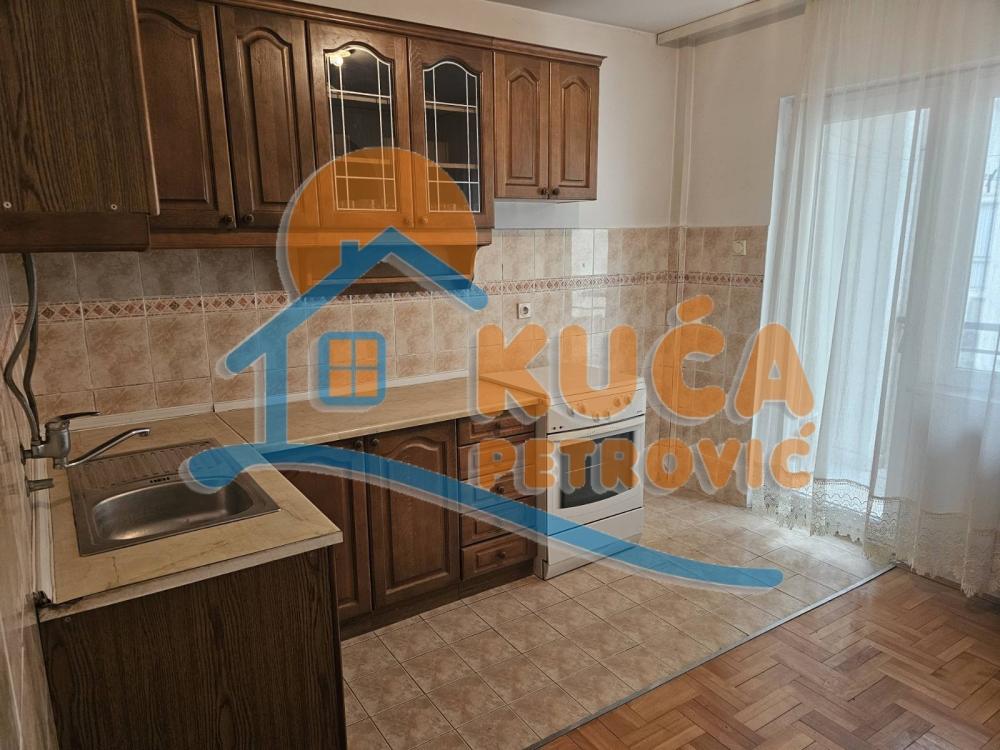 Slika 3 - Stan u zgradi, uknjižen, etažno grejanje, oglas ID p-015028