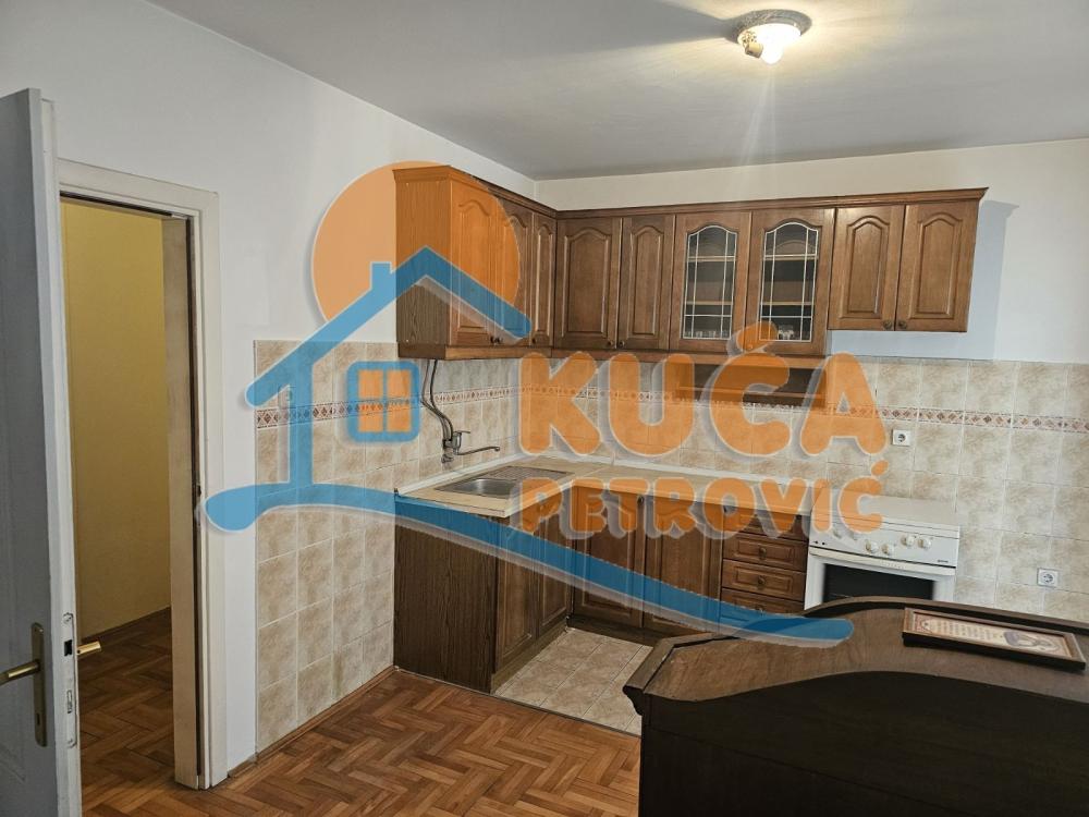 Slika 2 - Stan u zgradi, uknjižen, etažno grejanje, oglas ID p-015028