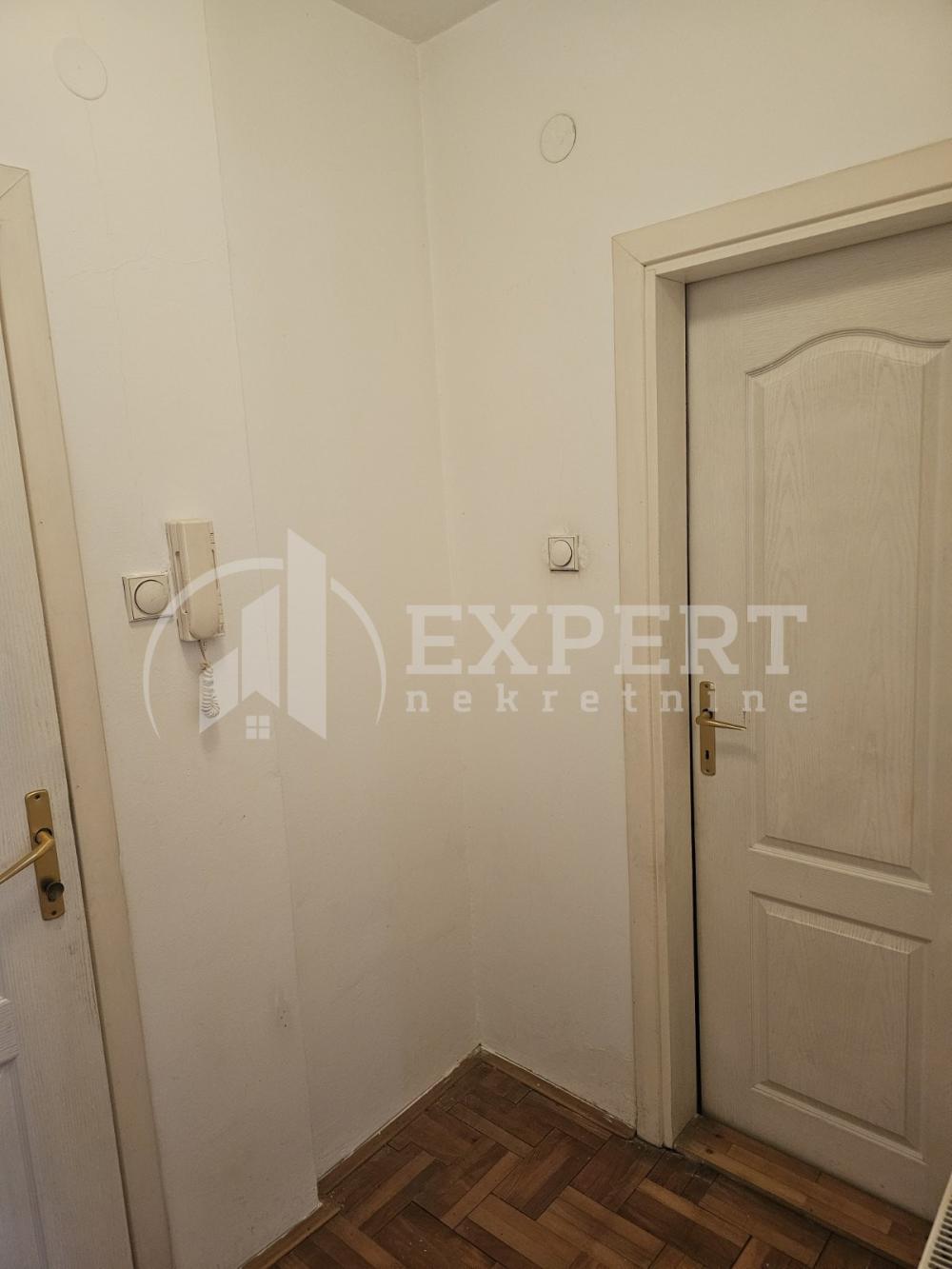 Slika 11 - Stan u zgradi, uknjižen, etažno grejanje, oglas ID p-015028