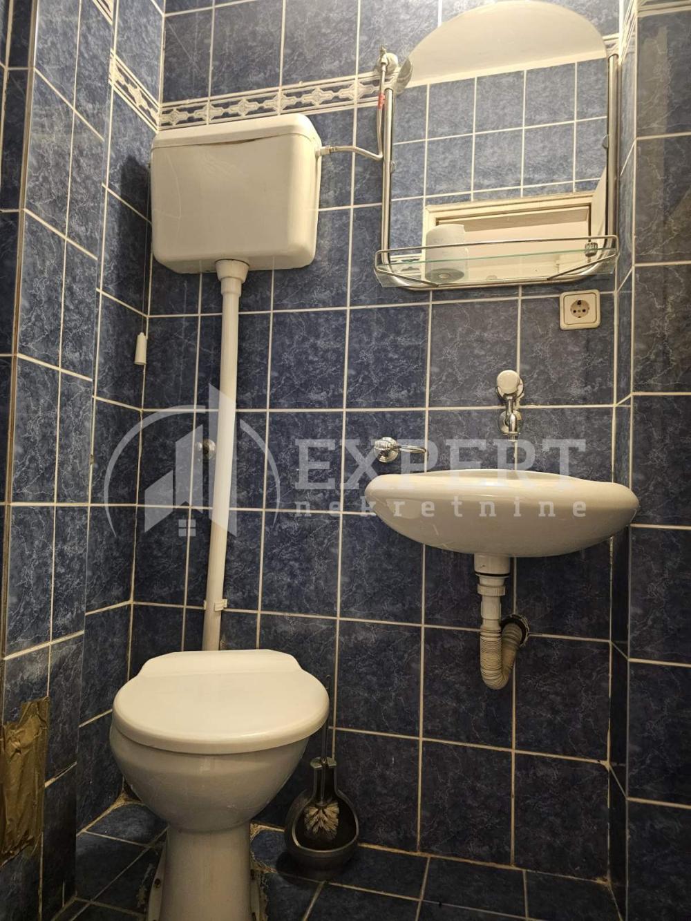 Slika 9 - Stan u zgradi, uknjižen, etažno grejanje, oglas ID p-015028