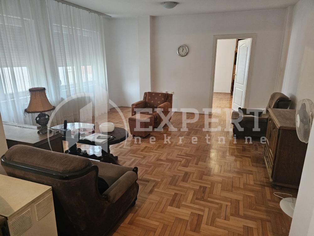 Slika 1 - Stan u zgradi, uknjižen, etažno grejanje, oglas ID p-015028