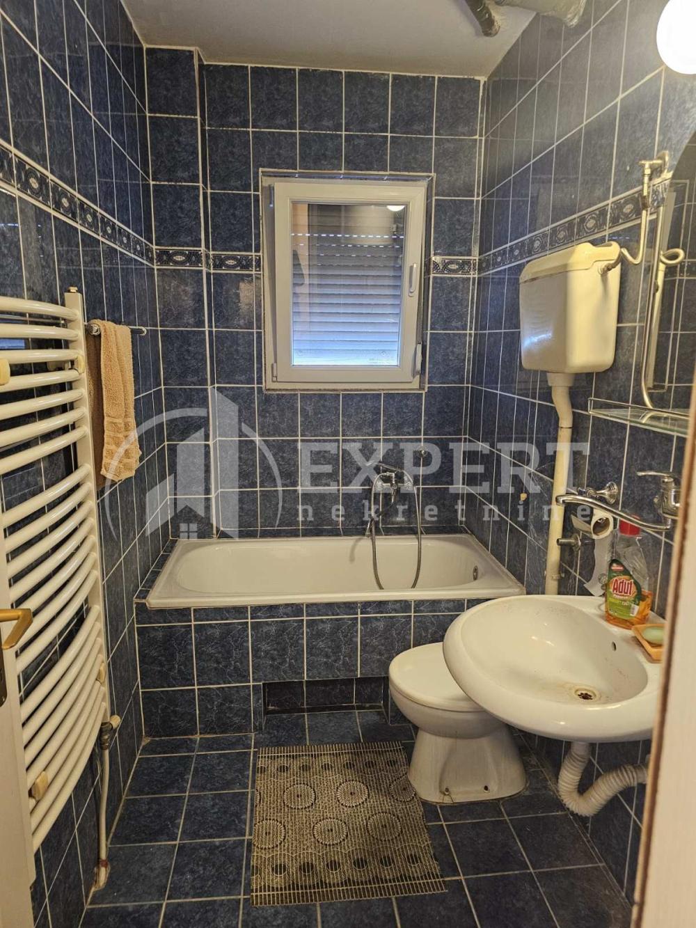 Slika 6 - Stan u zgradi, uknjižen, etažno grejanje, oglas ID p-015028