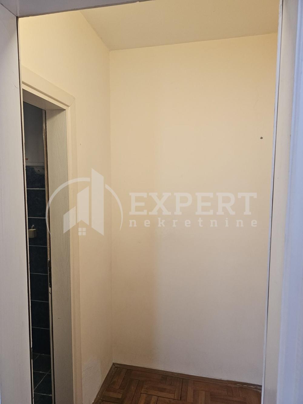 Slika 8 - Stan u zgradi, uknjižen, etažno grejanje, oglas ID p-015028