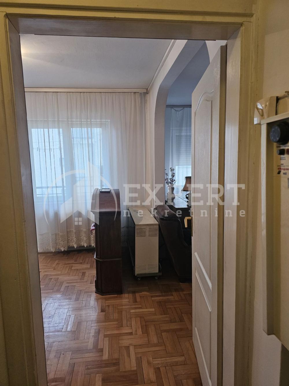 Slika 10 - Stan u zgradi, uknjižen, etažno grejanje, oglas ID p-015028