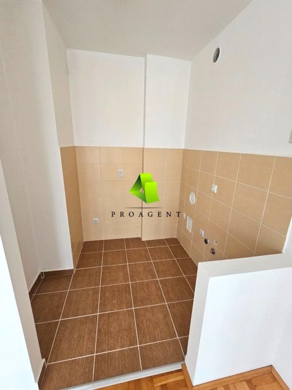 Slika 1 - Neuseljavan jednoiposoban stan u modernom stambenom kompleksu na atraktivnoj lokaciji na Bulevaru Nemanjića ID#7244