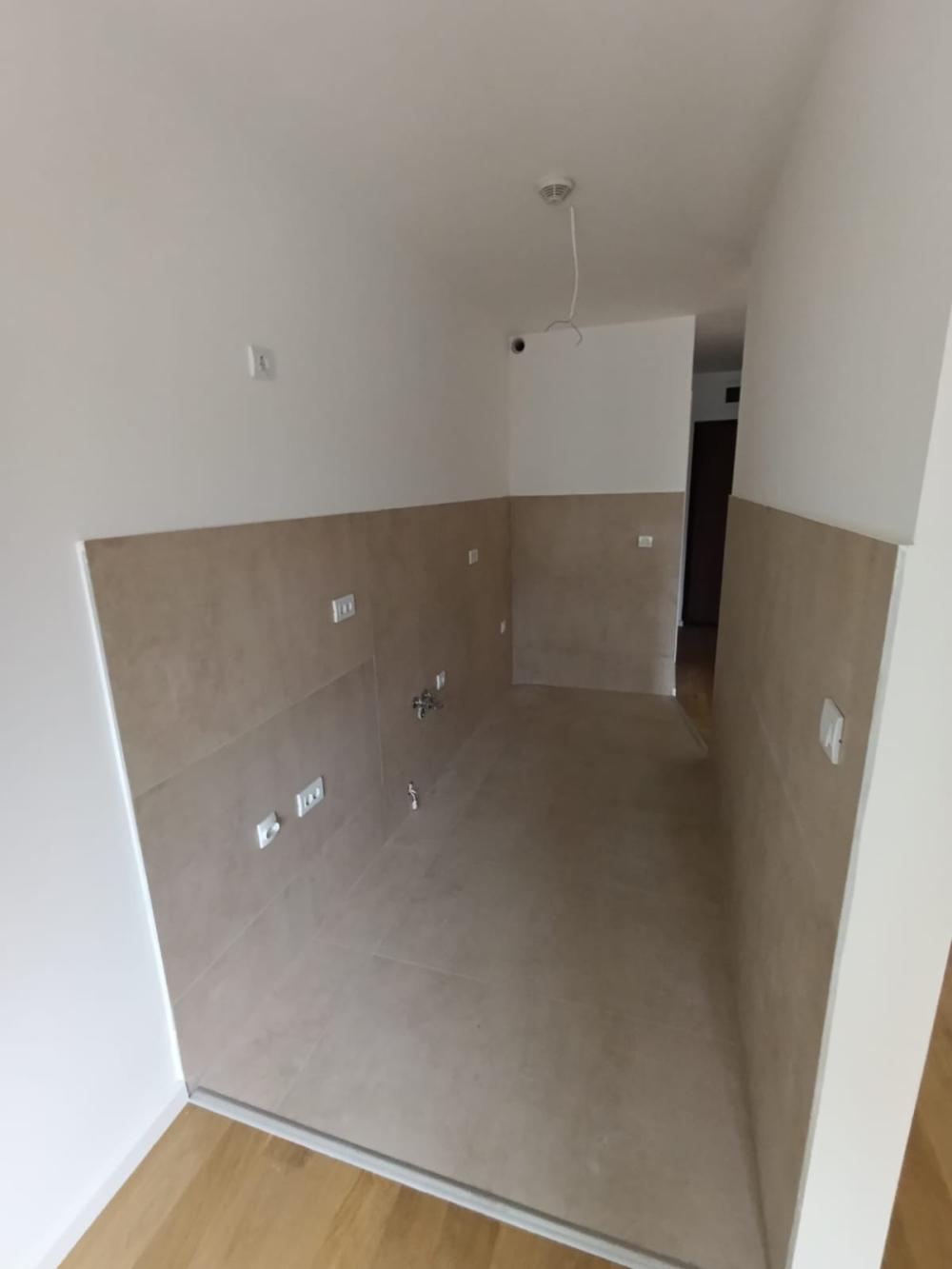 Slika 4 - Stan u zgradi, novogradnja, uknjižen, etažno grejanje, oglas ID 371472