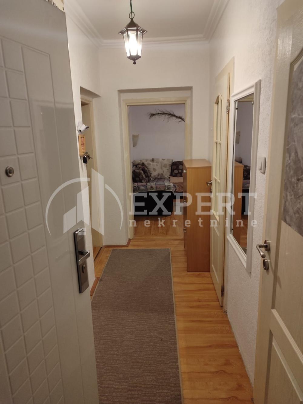 Slika 5 - Stan u zgradi, uknjižen, centralno grejanje, oglas ID p-015098