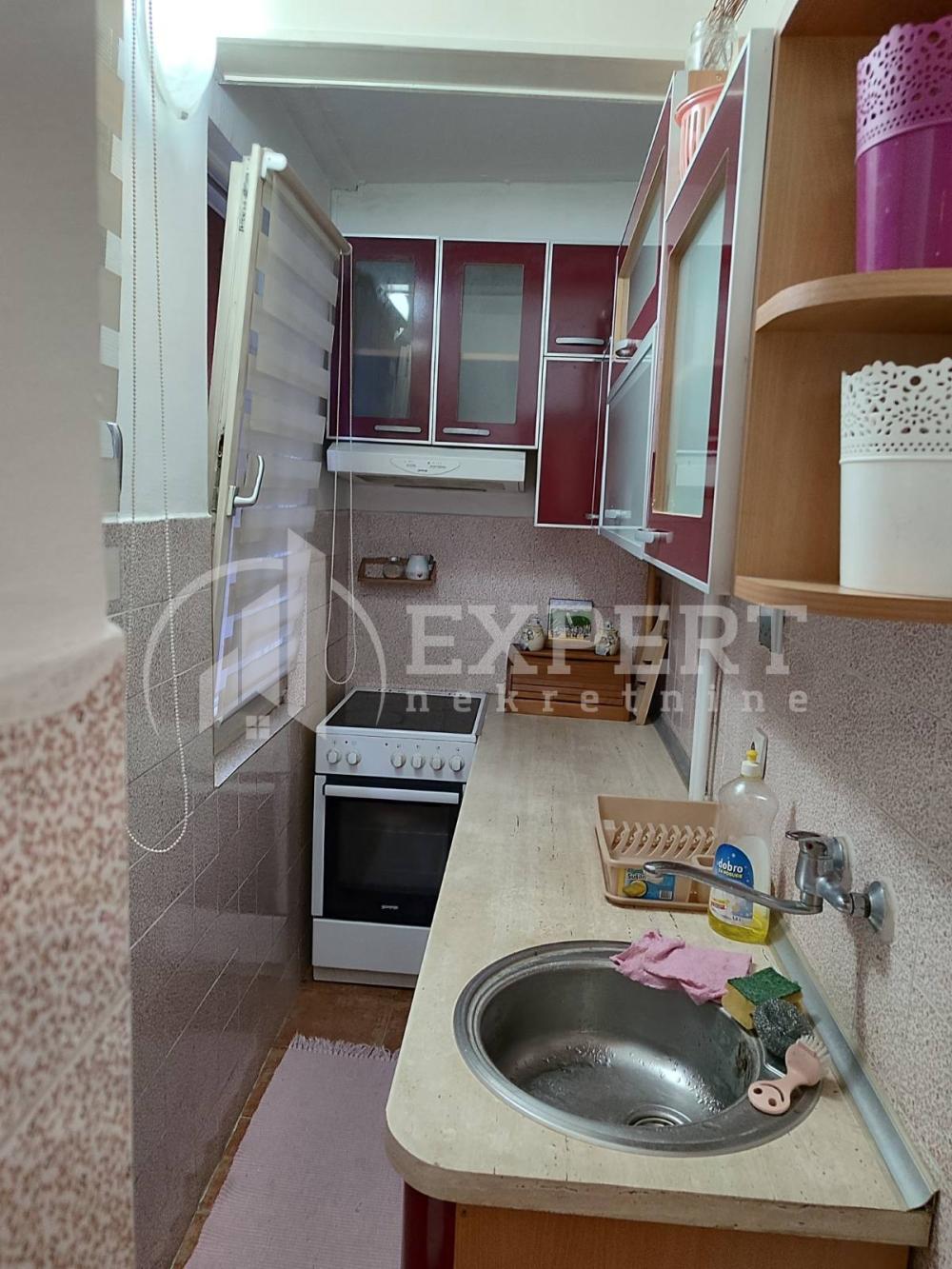 Slika 7 - Stan u zgradi, uknjižen, centralno grejanje, oglas ID p-015098