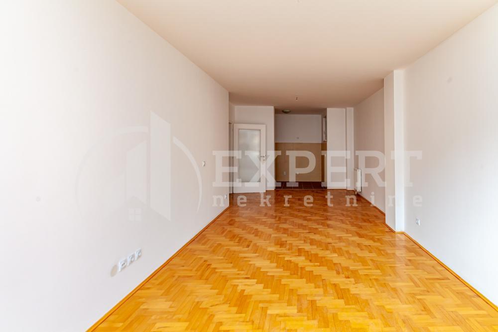 Glavna slika -Stan u zgradi, novogradnja, uknjižen, grejanje na struju, oglas ID p-015085