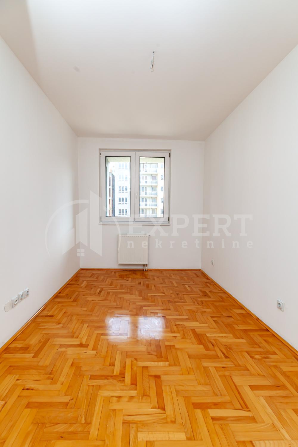 Slika 3 - Stan u zgradi, novogradnja, uknjižen, grejanje na struju, oglas ID p-015085