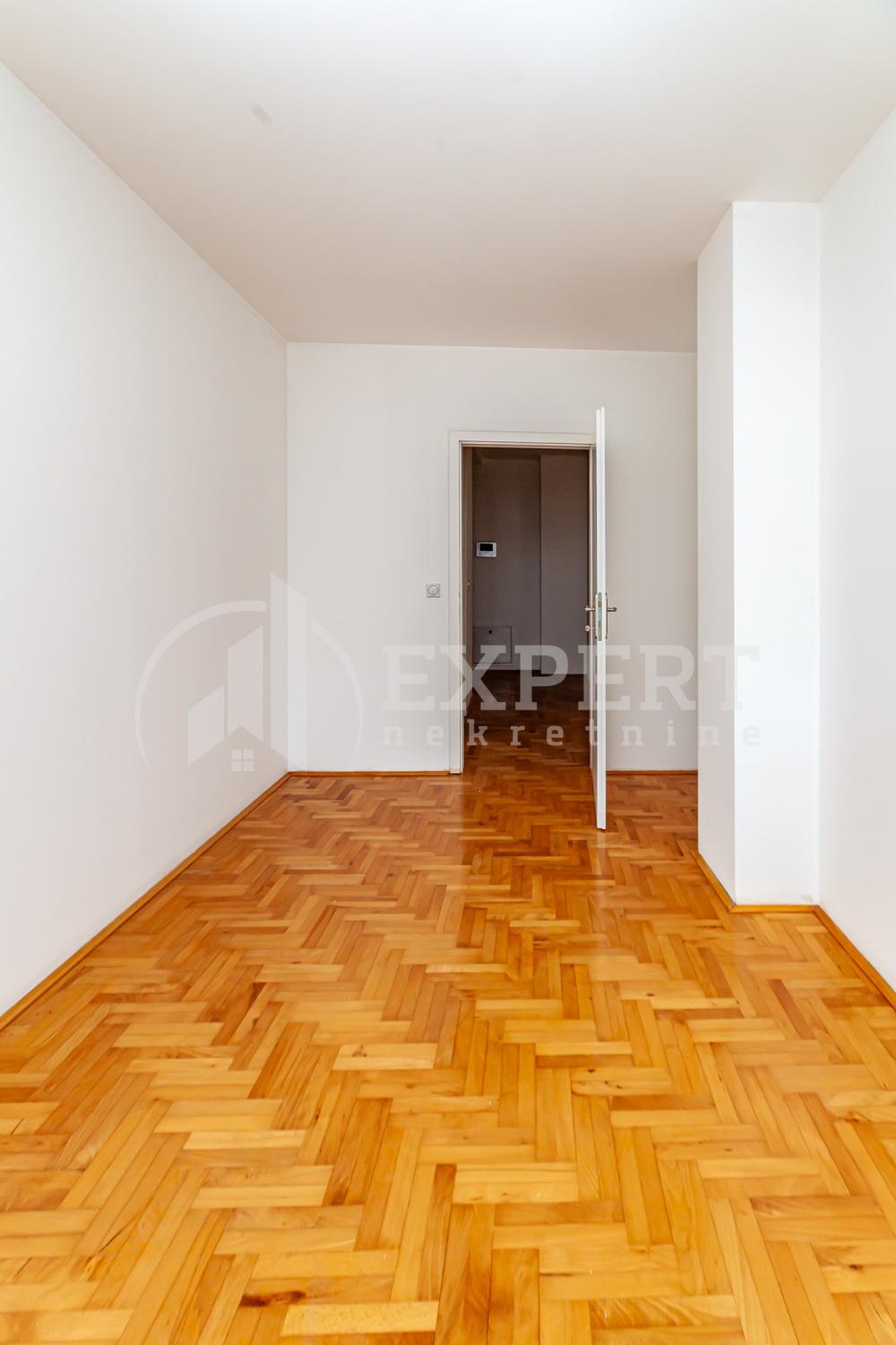 Slika 4 - Stan u zgradi, novogradnja, uknjižen, grejanje na struju, oglas ID p-015085