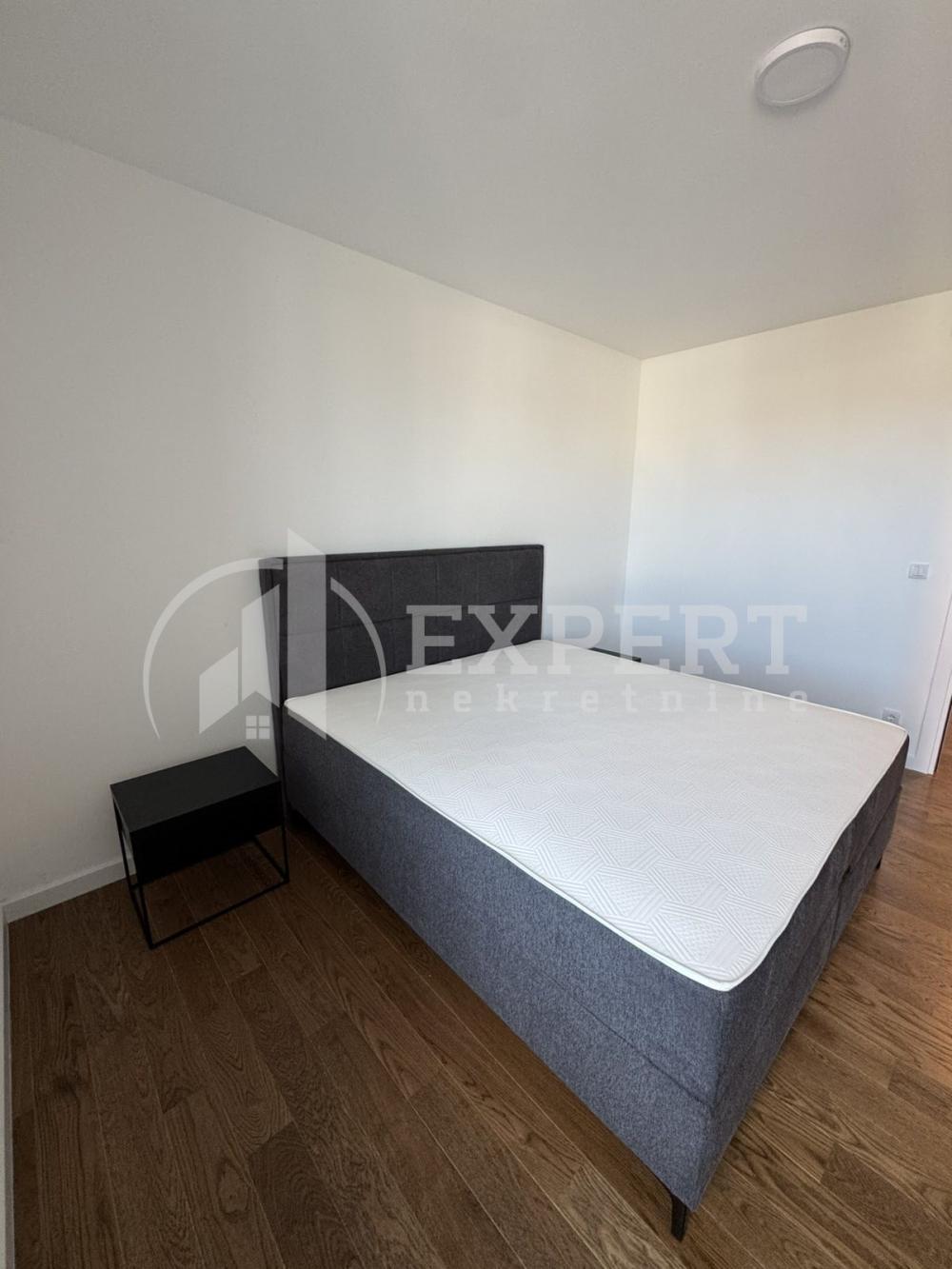 Glavna slika -Stan u zgradi, novogradnja, uknjižen, centralno grejanje, oglas ID p-015202