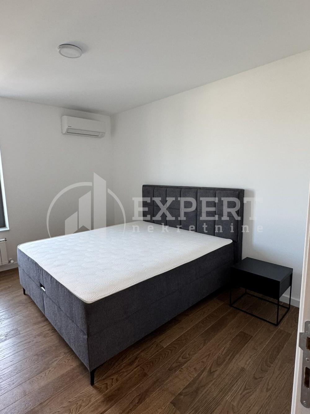 Slika 2 - Stan u zgradi, novogradnja, uknjižen, centralno grejanje, oglas ID p-015202