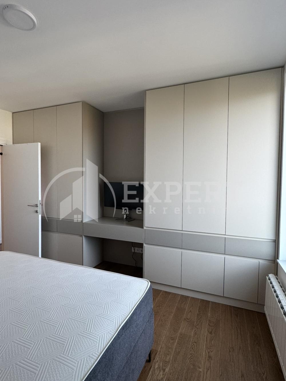 Slika 3 - Stan u zgradi, novogradnja, uknjižen, centralno grejanje, oglas ID p-015202