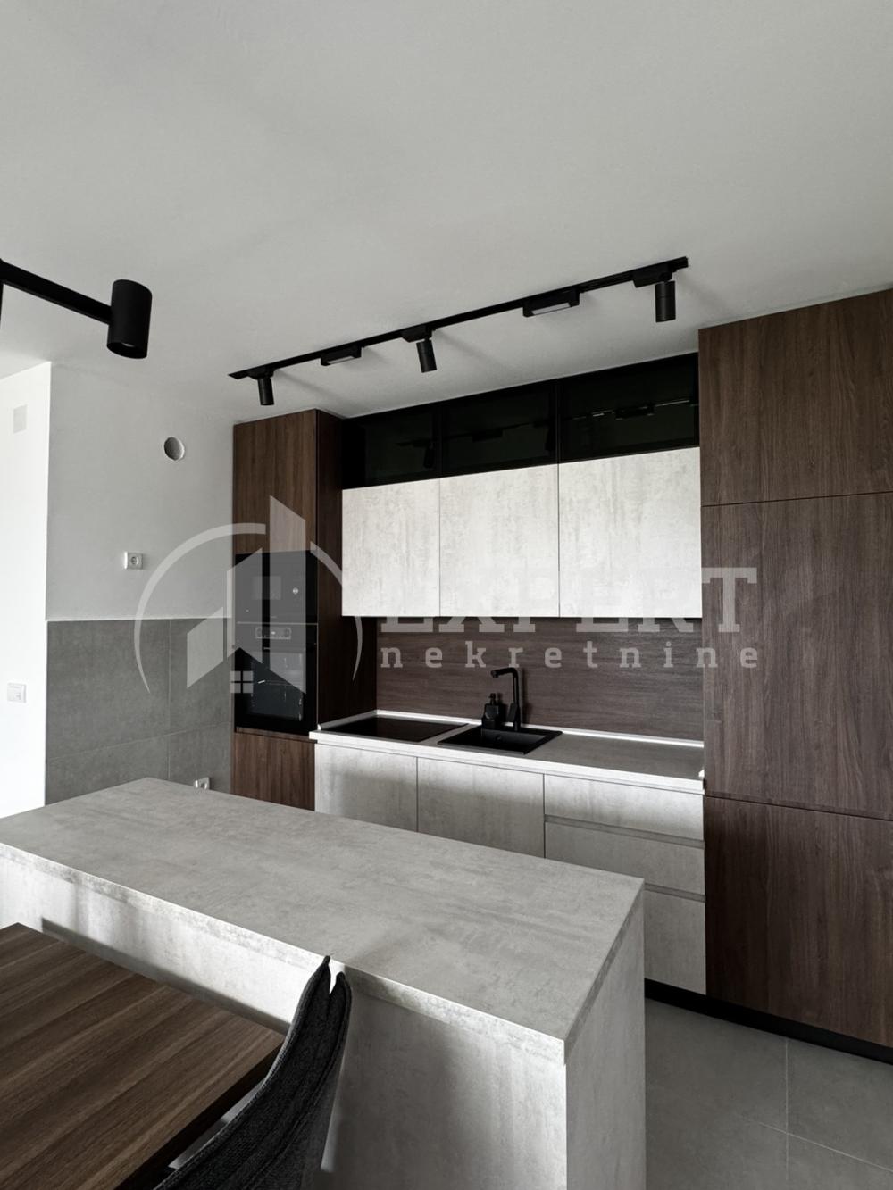 Slika 4 - Stan u zgradi, novogradnja, uknjižen, centralno grejanje, oglas ID p-015202