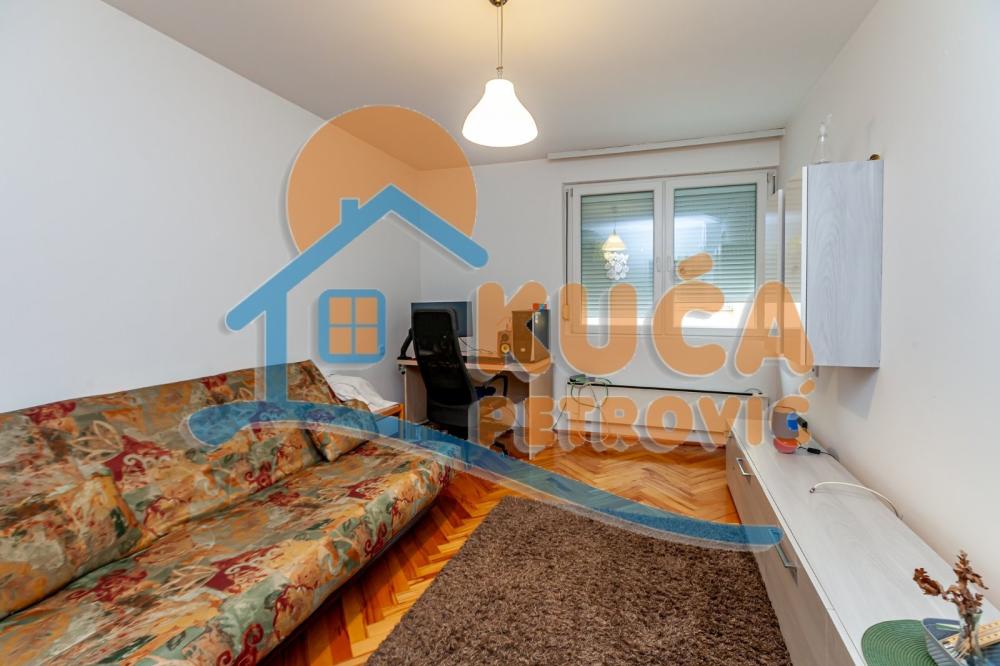 Slika 11 - Stan u zgradi, uknjižen, grejanje na struju, oglas ID p-015068