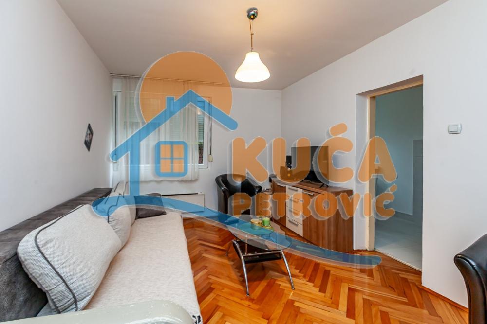 Slika 5 - Stan u zgradi, uknjižen, grejanje na struju, oglas ID p-015068