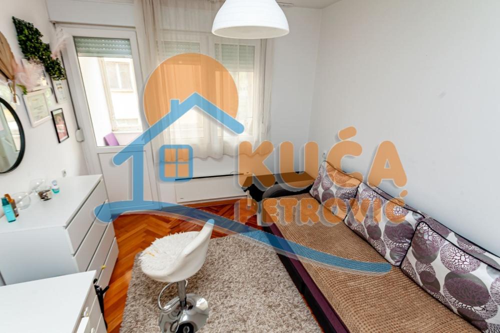 Slika 4 - Stan u zgradi, uknjižen, grejanje na struju, oglas ID p-015068