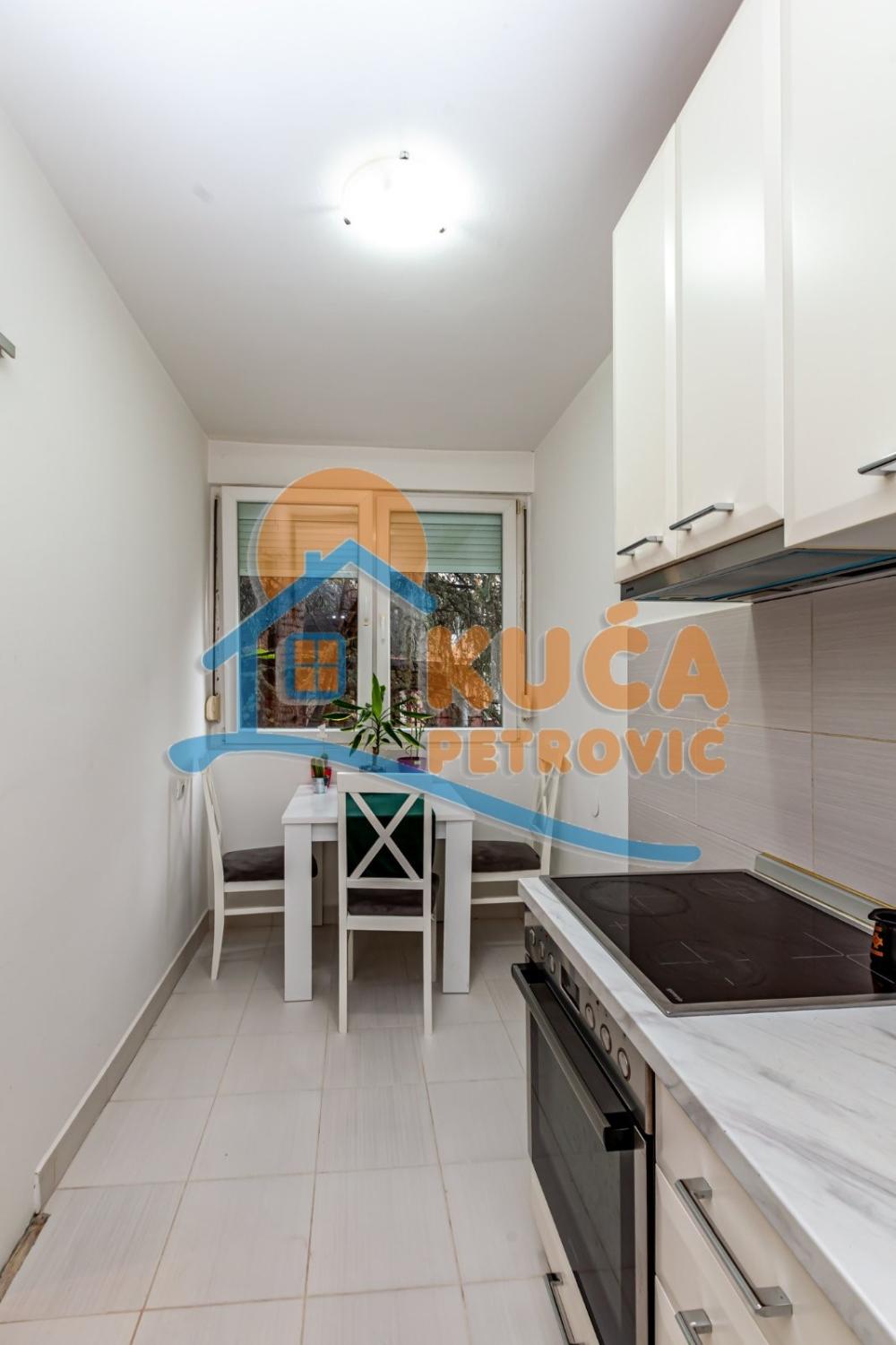 Slika 6 - Stan u zgradi, uknjižen, grejanje na struju, oglas ID p-015068