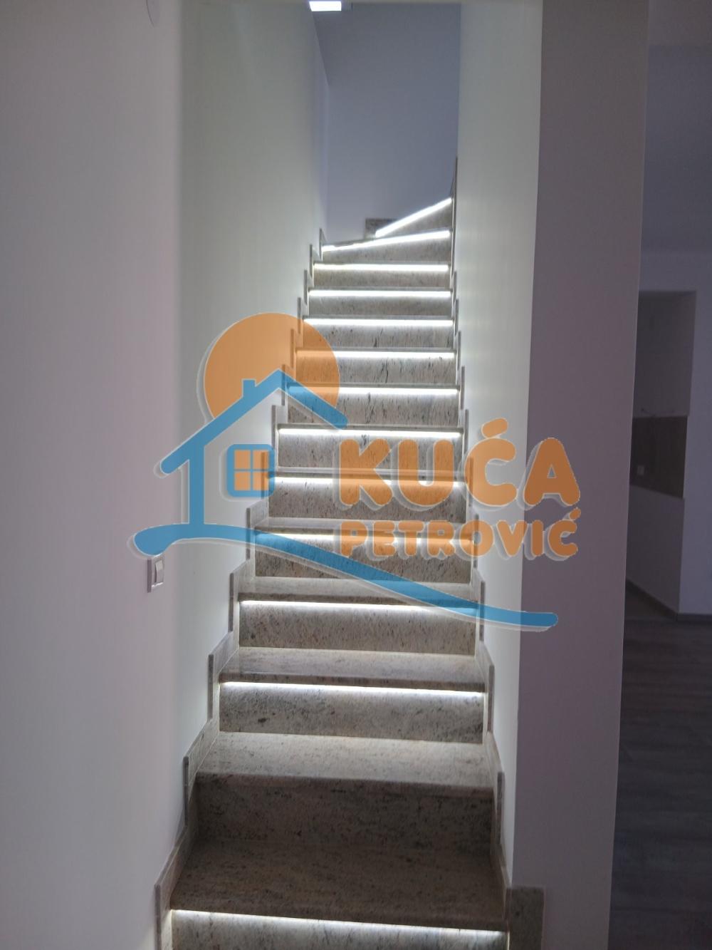 Slika 11 - Stan u zgradi, novogradnja, uknjižen, etažno grejanje, oglas ID p-015080