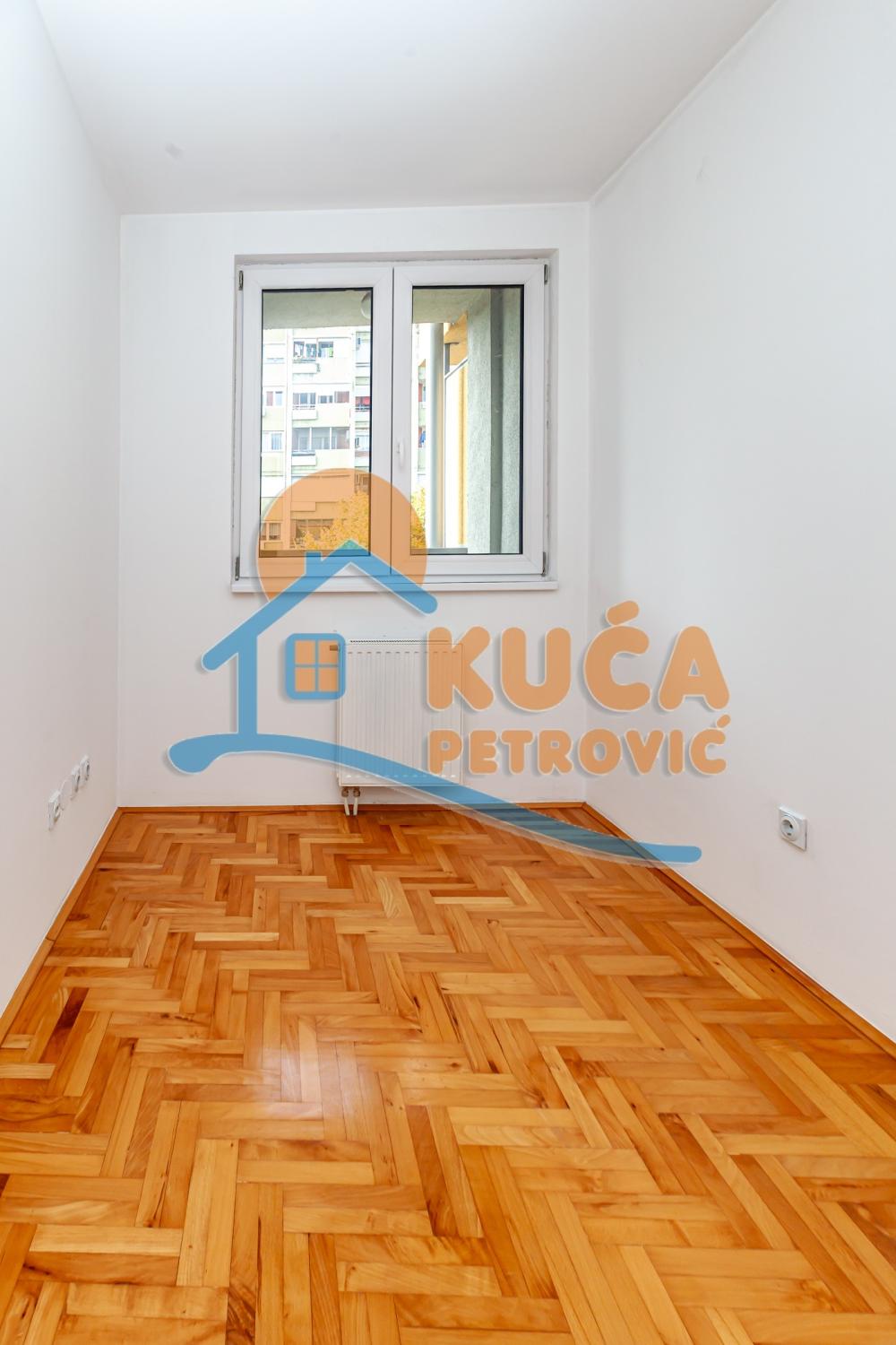 Slika 4 - Stan u zgradi, novogradnja, uknjižen, grejanje na struju, oglas ID p-015084