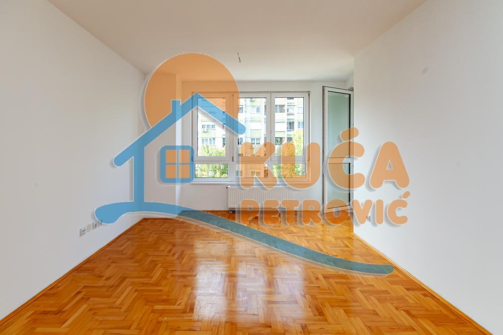 Glavna slika -Stan u zgradi, novogradnja, uknjižen, grejanje na struju, oglas ID p-015084