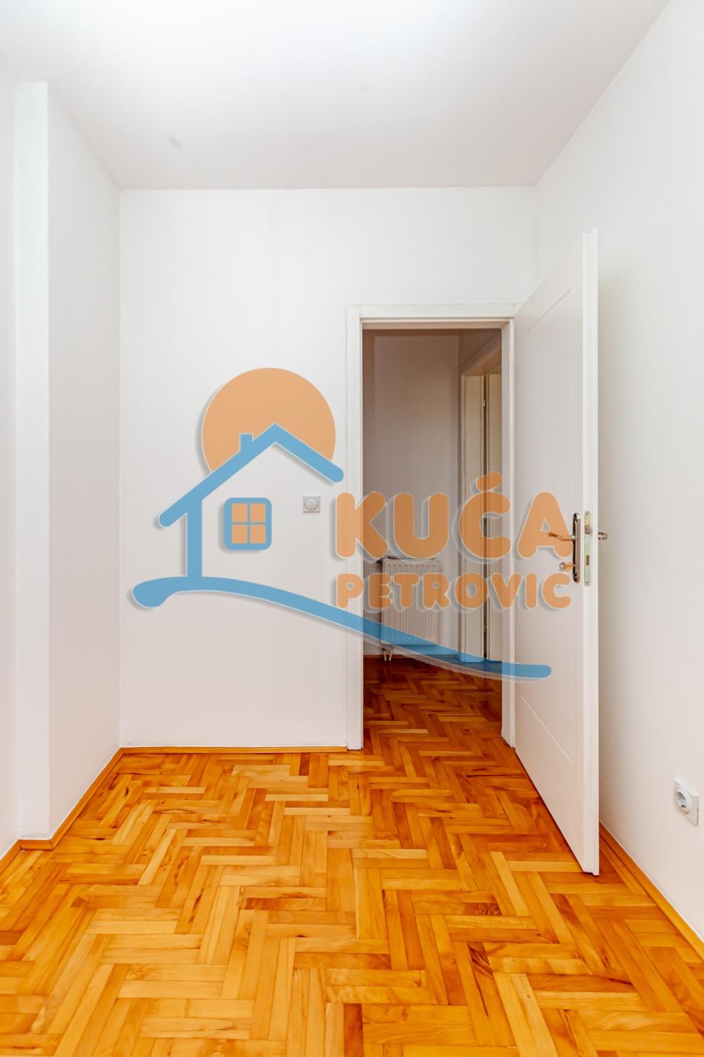 Slika 5 - Stan u zgradi, novogradnja, uknjižen, grejanje na struju, oglas ID p-015084