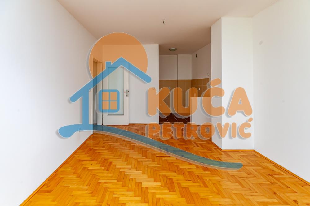 Slika 1 - Stan u zgradi, novogradnja, uknjižen, grejanje na struju, oglas ID p-015084