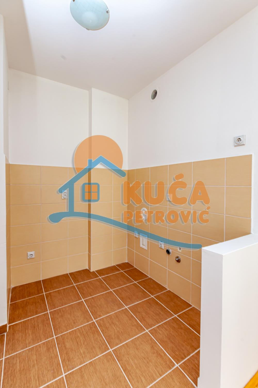 Slika 2 - Stan u zgradi, novogradnja, uknjižen, grejanje na struju, oglas ID p-015084