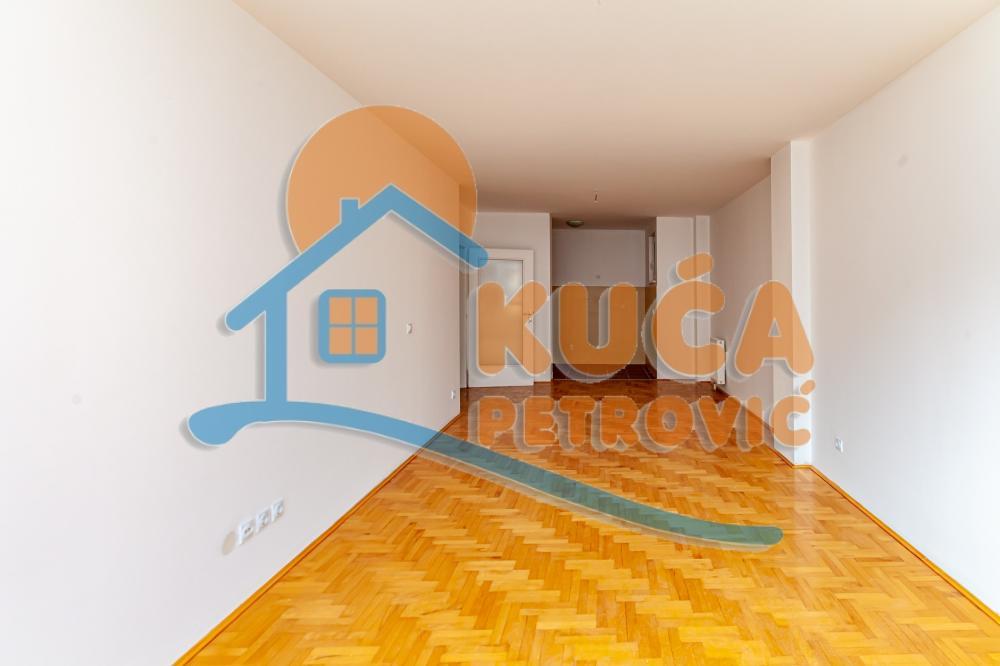 Glavna slika -Stan u zgradi, novogradnja, uknjižen, grejanje na struju, oglas ID p-015085