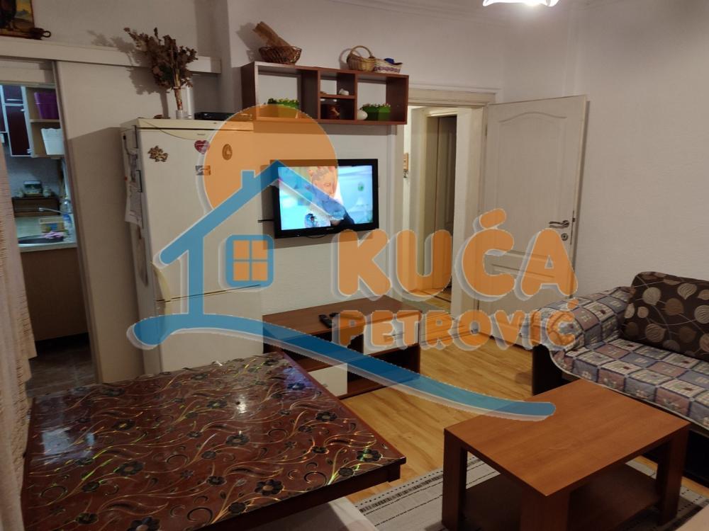 Glavna slika -Stan u zgradi, uknjižen, centralno grejanje, oglas ID p-015098