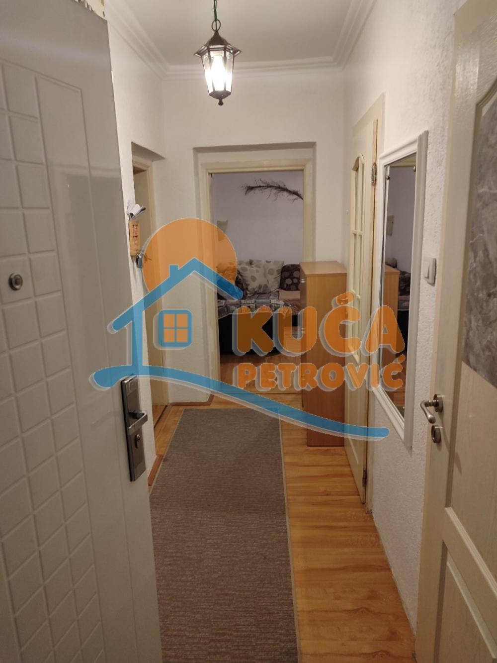 Slika 5 - Stan u zgradi, uknjižen, centralno grejanje, oglas ID p-015098