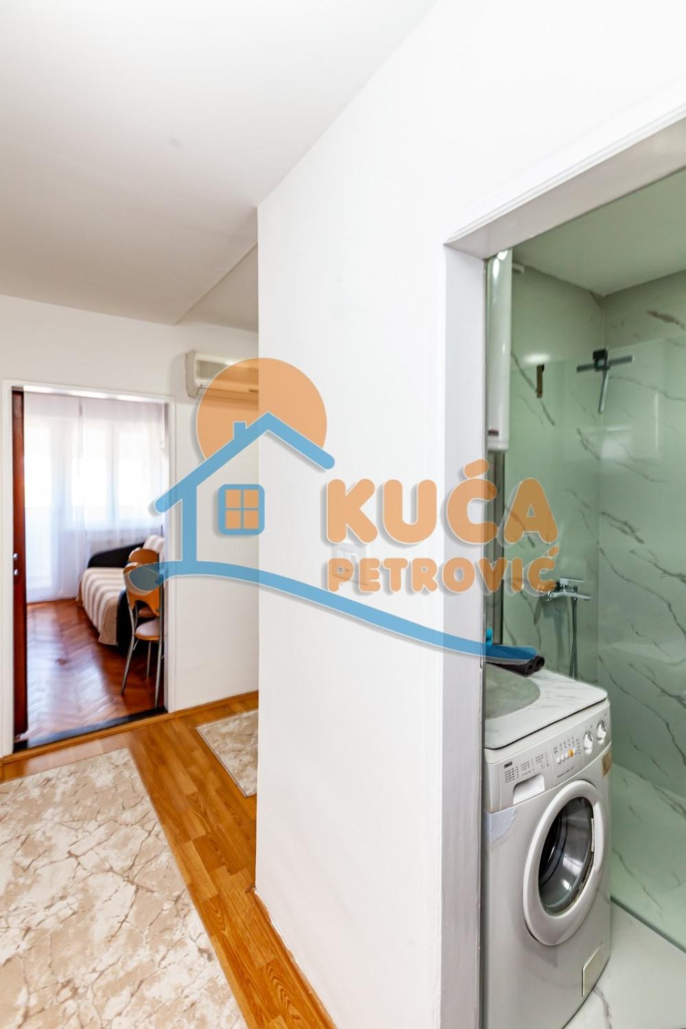 Slika 4 - Stan u zgradi, uknjižen, centralno grejanje, oglas ID p-015115