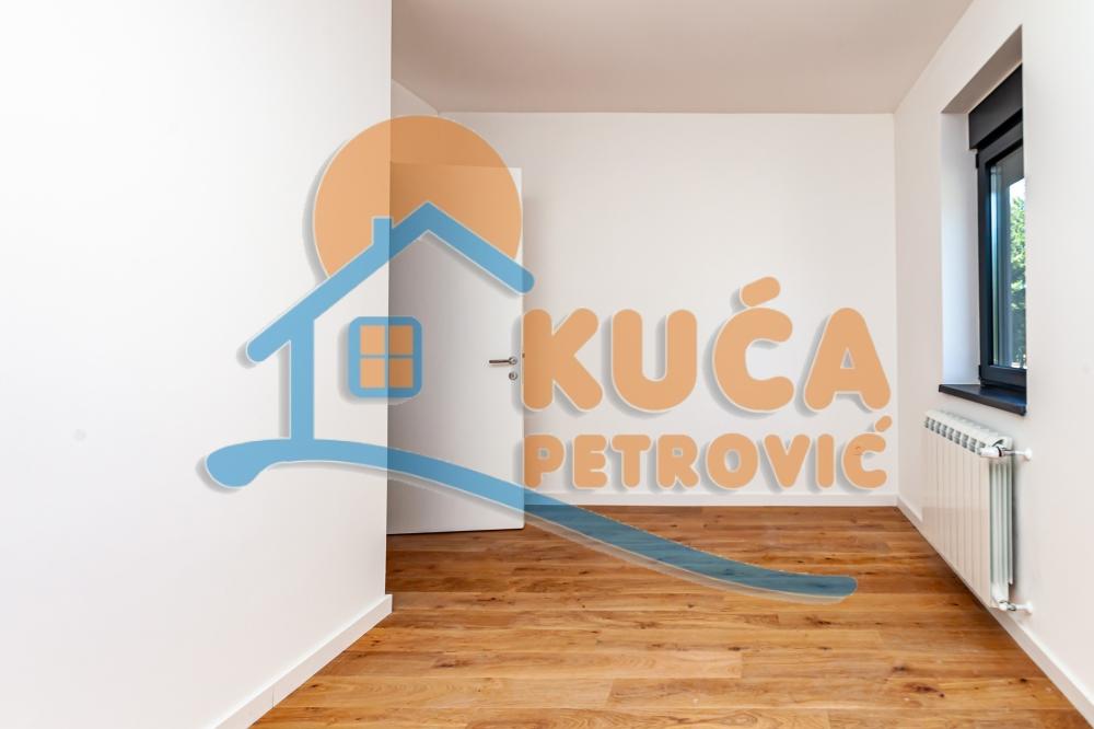 Slika 11 - Stan u zgradi, novogradnja, uknjižen, centralno grejanje, oglas ID p-015137