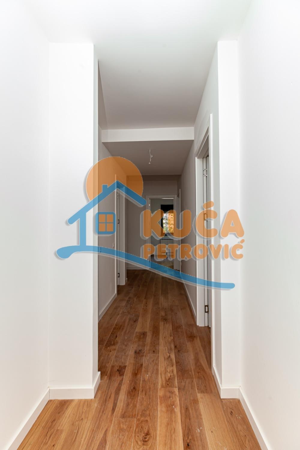 Slika 5 - Stan u zgradi, novogradnja, uknjižen, centralno grejanje, oglas ID p-015137