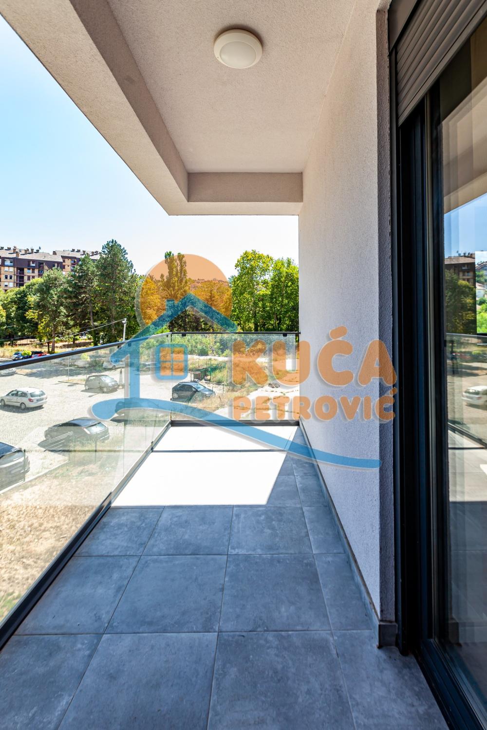 Slika 4 - Stan u zgradi, novogradnja, uknjižen, centralno grejanje, oglas ID p-015139