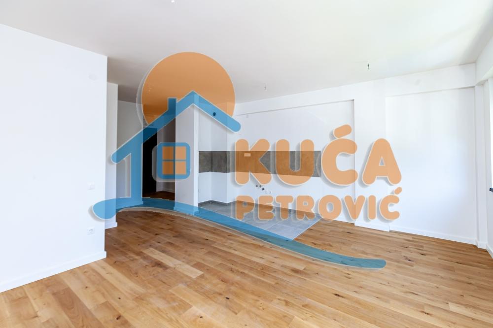 Slika 3 - Stan u zgradi, novogradnja, uknjižen, centralno grejanje, oglas ID p-015139
