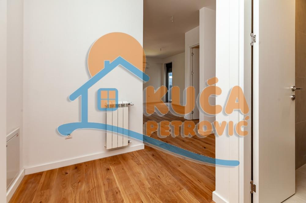 Slika 1 - Stan u zgradi, novogradnja, uknjižen, centralno grejanje, oglas ID p-015139